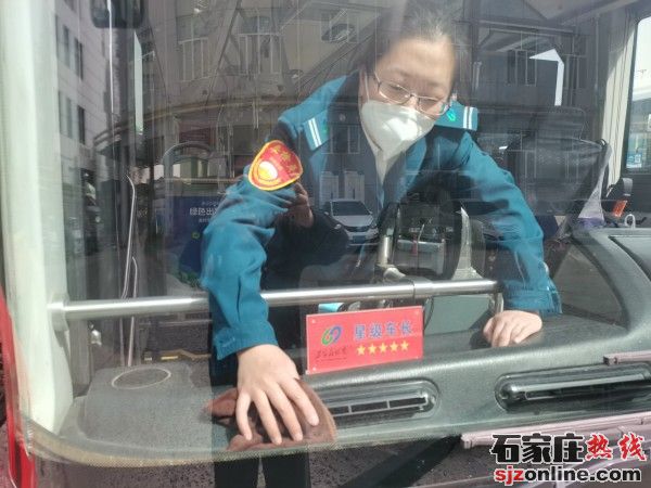 公交“夫妻檔”:堅守一線的浪漫