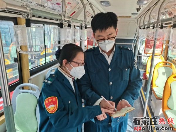 公交“夫妻檔”:堅守一線的浪漫