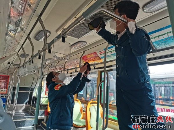公交“夫妻檔”:堅守一線的浪漫