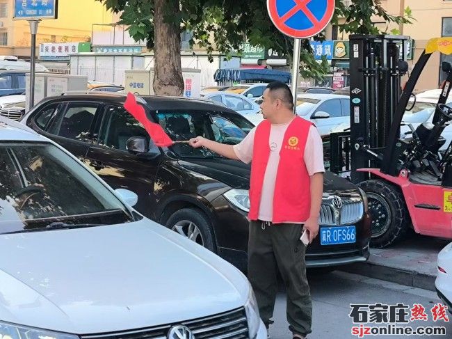 紅旗大街大堵車 警民齊心共疏堵保暢行